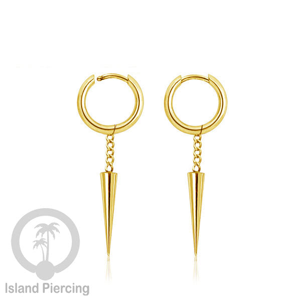Anting hoop baja dengan liontin paku baja tersedia dalam warna silver atau gold.