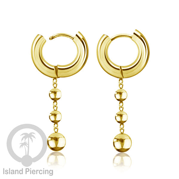 Anting hoop baja dengan liontin bola baja tersedia dalam warna silver atau gold.