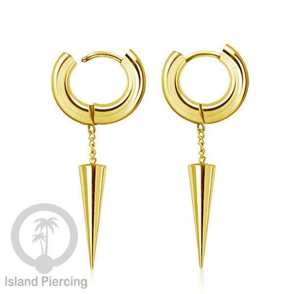 Anting hoop baja dengan liontin paku baja tersedia dalam warna silver atau gold.