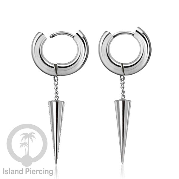 Anting hoop baja dengan liontin paku baja tersedia dalam warna silver atau gold.