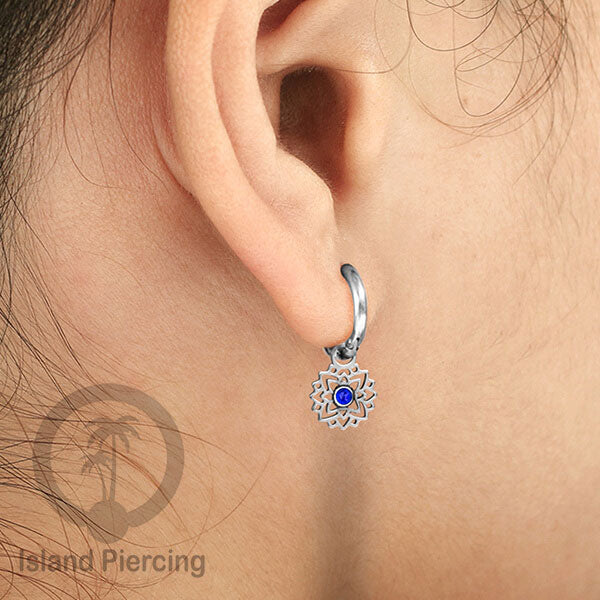 Anting Hoop warna Silver dengan Hiasan Perhiasan kecil, Charm, berisi warna epoxy atau Kristal Zirconia