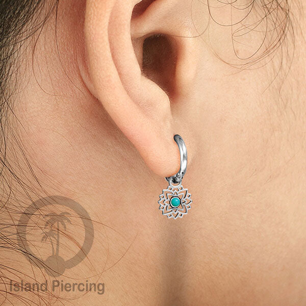 Anting Hoop warna Silver dengan Hiasan Perhiasan kecil, Charm, berisi warna epoxy atau Kristal Zirconia