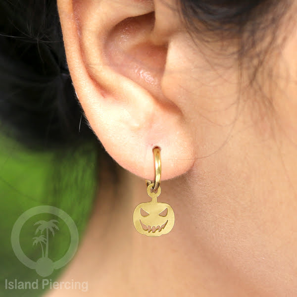 Stainless Steel Anting Hoop Ear Huggies Halloween warna gold dengan Liontin, Charm, Tengkorak, Sihir, Laba-2.