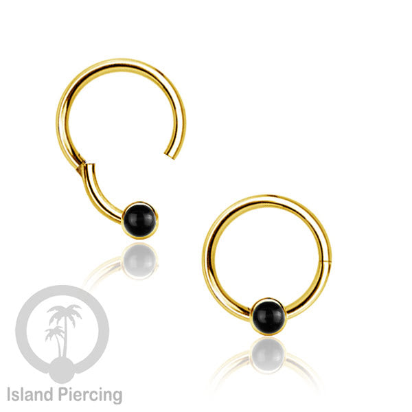 Hinged Segment Ring warna gold dengan batu di pakai dalam mulut bawah bibir atas.
