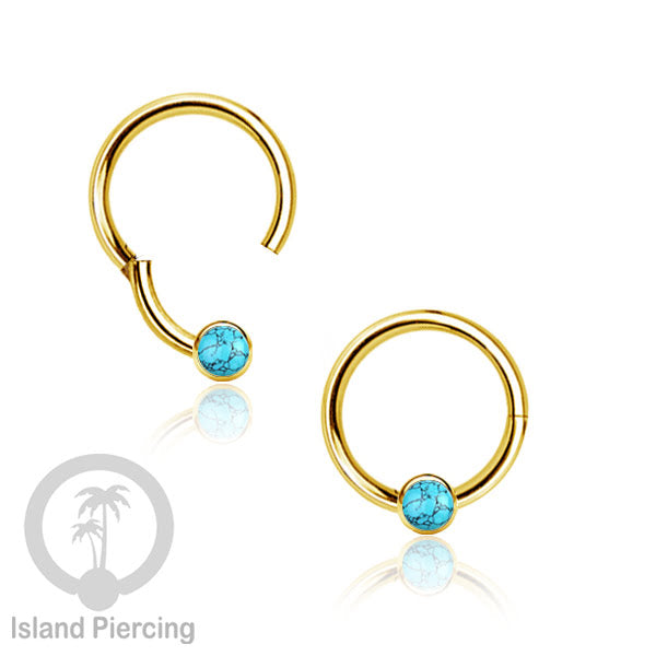 Hinged Segment Ring warna gold dengan batu di pakai dalam mulut bawah bibir atas.