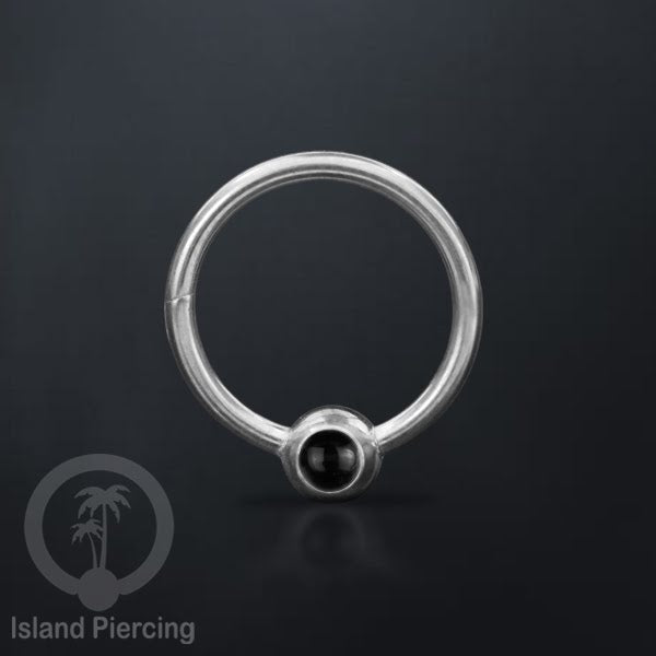 Hinged Segment Ring warna silver dengan batu di pakai dalam mulut bawah bibir atas.