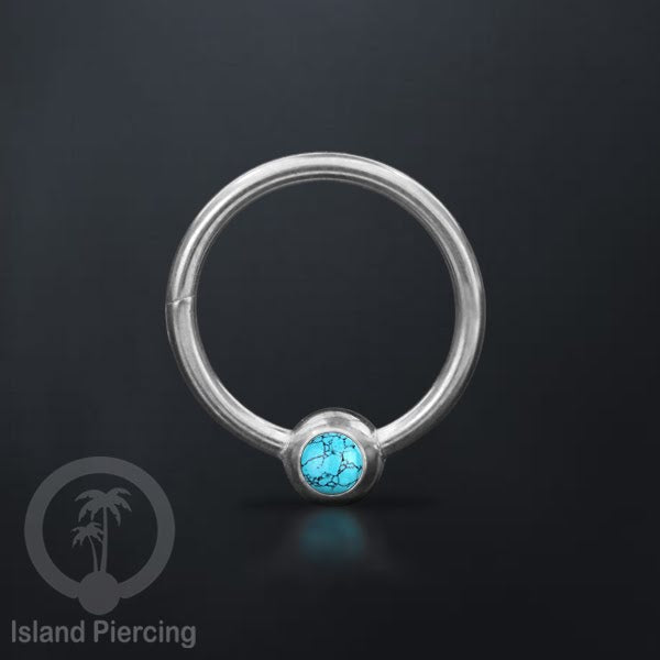 Hinged Segment Ring warna silver dengan batu di pakai dalam mulut bawah bibir atas.