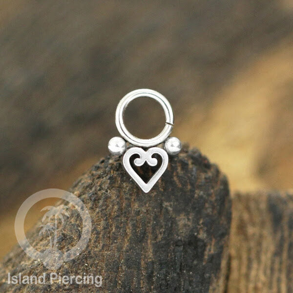 Piercing Charm Liotin Stainless warna silver yang dekorasi pakai tangan dengan potongan hati baja kecil