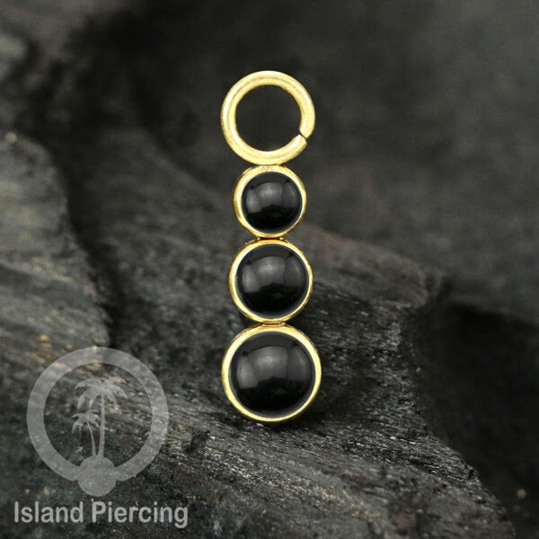 Piercing Charm yang Liotin Stainless manis warna gold dengan 3 batu banyak variasi warna