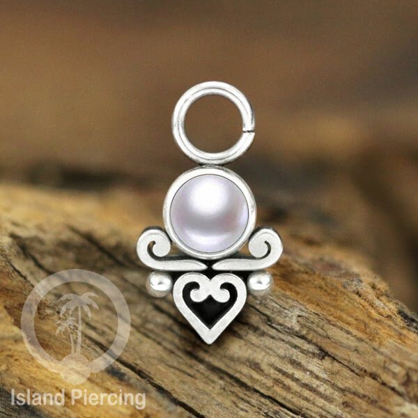 Piercing Charm yang Liotin Stainless manis warna silver dekorasi hati kecil dan batu berwarna