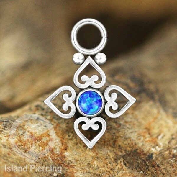 Piercing Charm yang Liotin Stainless manis warna silver dekorasi hati kecil dan batu berwarna
