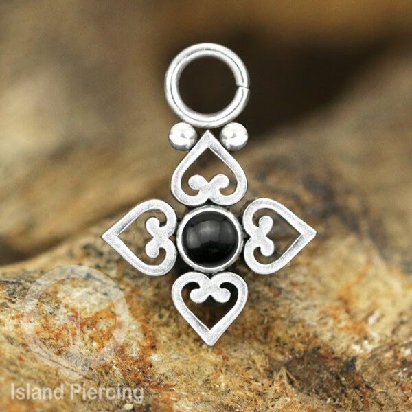 Piercing Charm yang Liotin Stainless manis warna silver dekorasi hati kecil dan batu berwarna