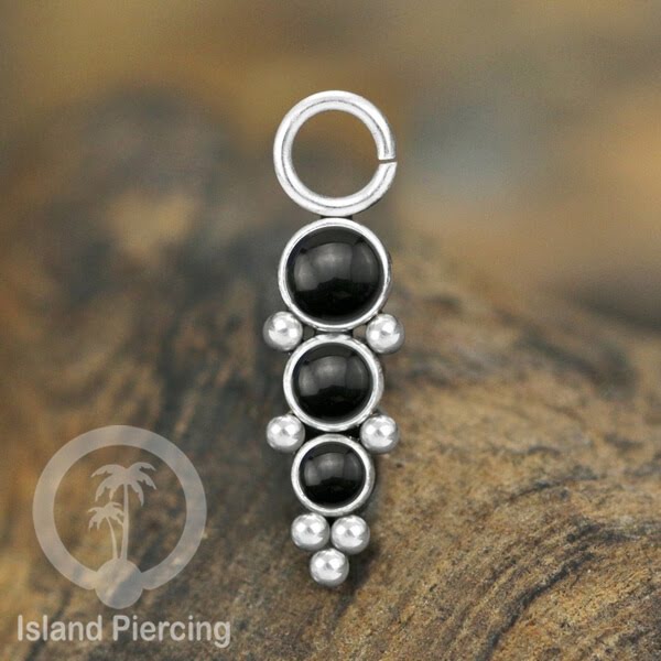 Piercing Charm yang Liotin Stainless manis warna silver dengan 3 batu banyak variasi warna