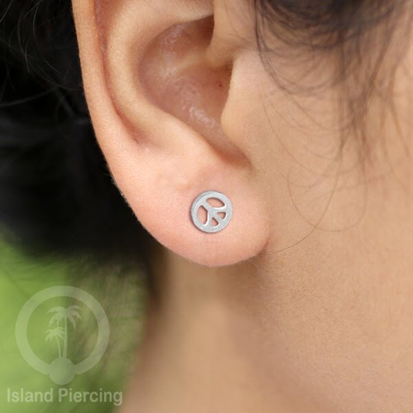 Anting Stud Stainless warna silver design yang cantik dengan banyak pilihan menarik