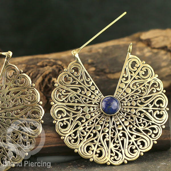 Anting Mandala besar dengan Batu tersedia dalam Kuningan dan Kuningan putih, Brass Earring