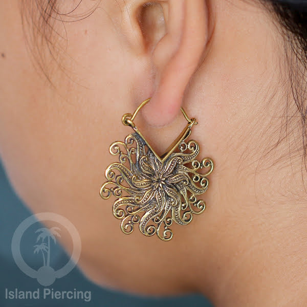 Anting kuningan gaya Maya, anting kuningan mandala, dan anting kuningan motif bali.