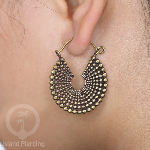 Anting kuningan gaya Maya, anting kuningan mandala, dan anting kuningan motif bali.