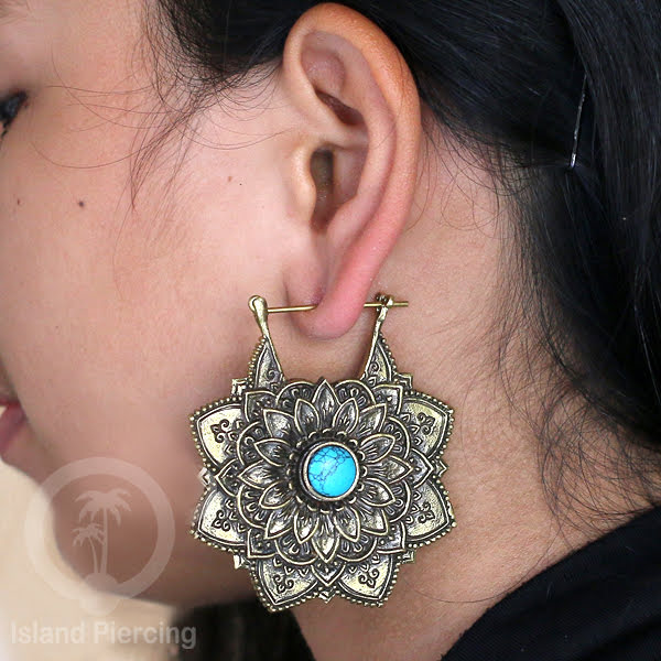 Anting kuningan gaya Maya, anting kuningan mandala, dan anting kuningan motif bali.