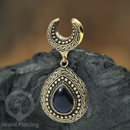 Brass Ear-Saddle Tindik Plug Kuningan pakai Liontin tetes dengan Batu besar.