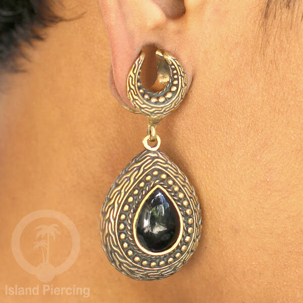 Brass Ear-Saddle Tindik Plug Kuningan pakai Liontin tetes dengan Batu besar.