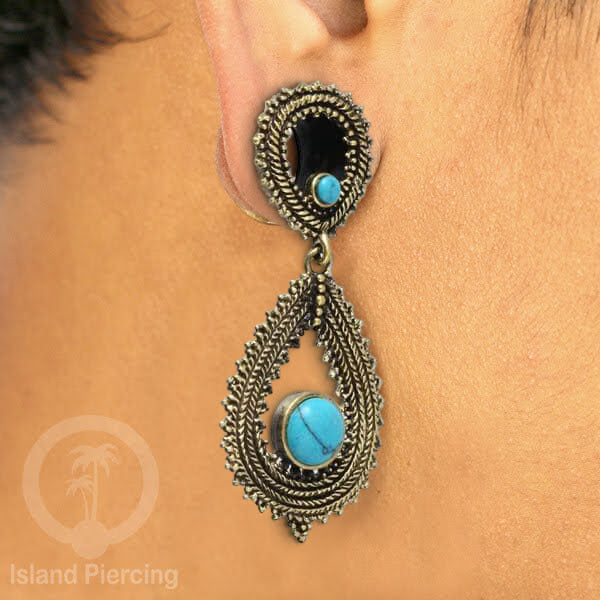 Brass Ear-Saddle Tindik Plug Kuningan pakai Liontin tetes dengan Batu besar.