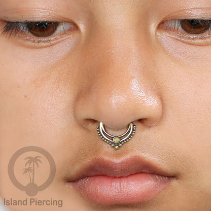 Septum piercing dan Tindik anting kuningan dengan batu, Daith, Helix dan Tragus Piercing