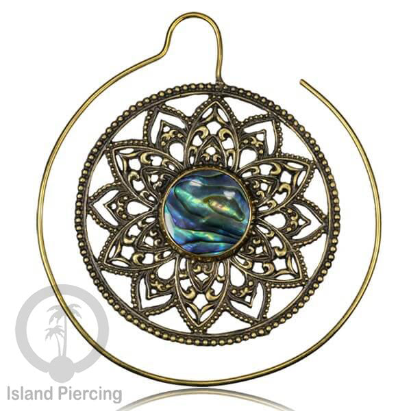 Anting Tindik Kuningan yang sangat istimewa desain klasik dengan batu dan kerang asli