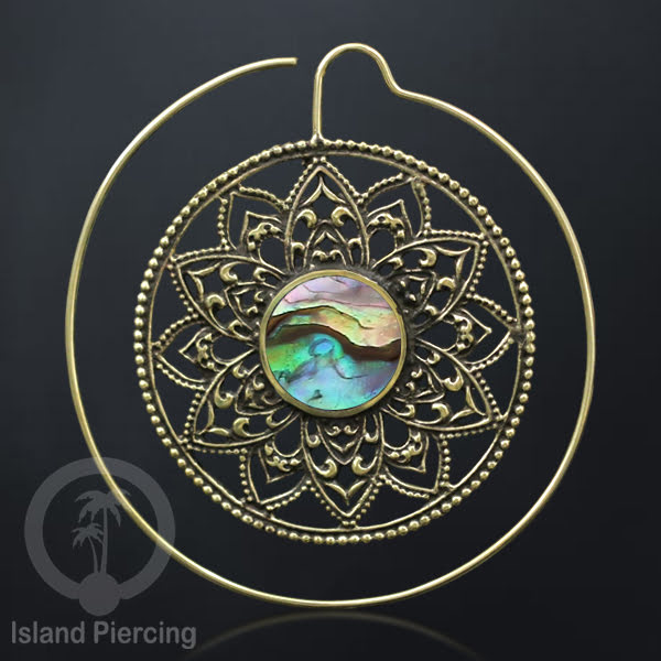 Anting Tindik Kuningan yang sangat istimewa desain klasik dengan batu dan kerang asli