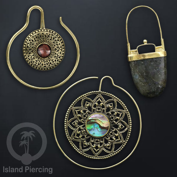 Anting Tindik Kuningan yang sangat istimewa desain klasik dengan batu dan kerang asli