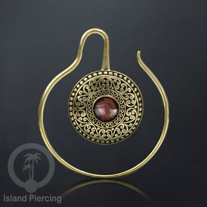 Anting Tindik Kuningan yang sangat istimewa desain klasik dengan batu dan kerang asli
