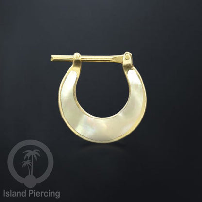 Brass Piercing Clickers Tindik Septum Anting Telinga dari kuningan dengan hiasan kerang.