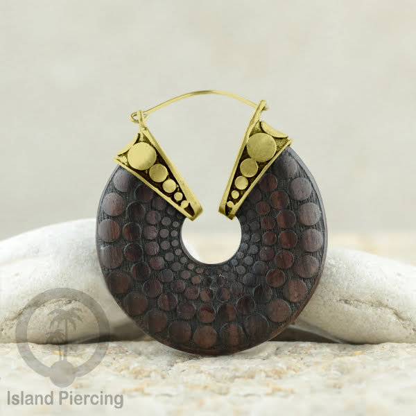 Anting Kuningan dan Kuningan putih dengan kayu Sono Bentung bulat dengan ukiran bentik,