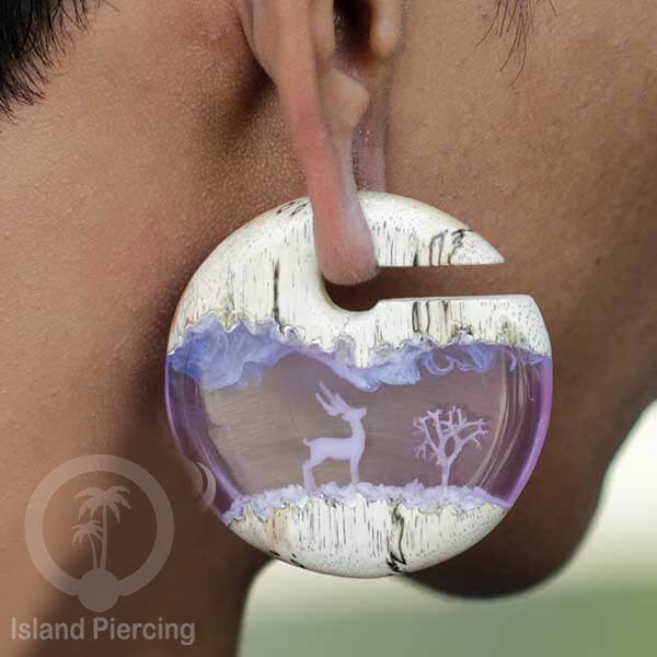 Tindik Anting Piercing Epoxy dan Kayu Ear-weight motif Salju dengan beruang dan rusa.