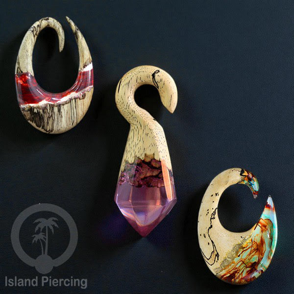 Tindik Anting Piercing Epoxy dan Kayu Ear-weight motif ukiran kayu dan resin warna-warni