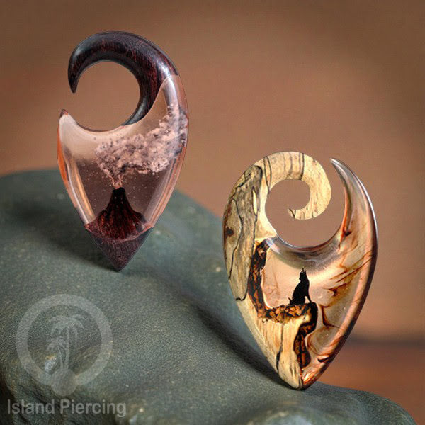 Tindik Anting Piercing Epoxy dan Kayu Ear-weight motif Serigala atau Gunung Api