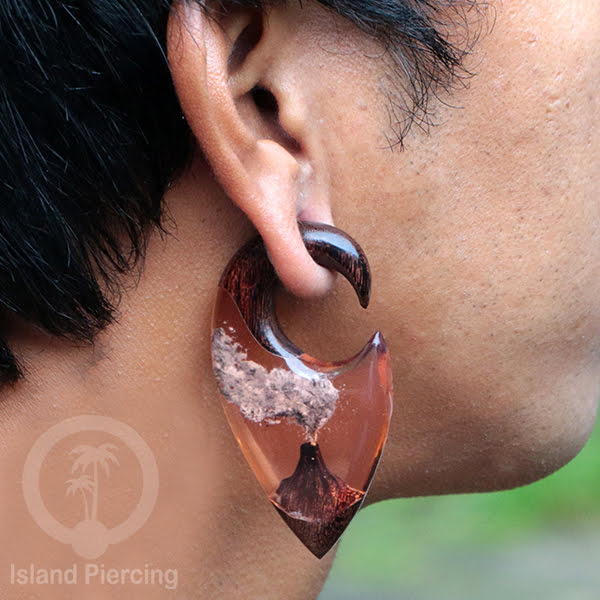 Tindik Anting Piercing Epoxy dan Kayu Ear-weight motif Serigala atau Gunung Api