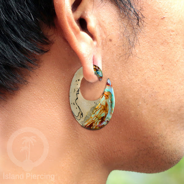 Tindik Anting Piercing Epoxy dan Kayu Ear-weight motif ukiran kayu dan resin warna-warni