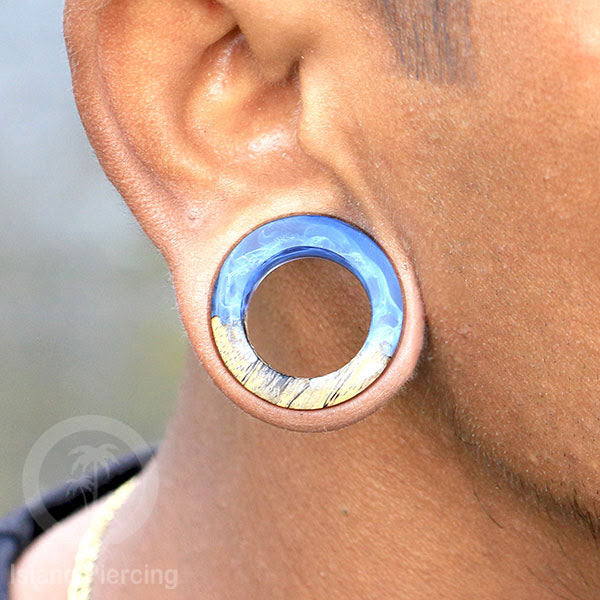 Tindik Ear-tunnel Piercing dari kayu ukiran tangan kombinasi resin warna warni
