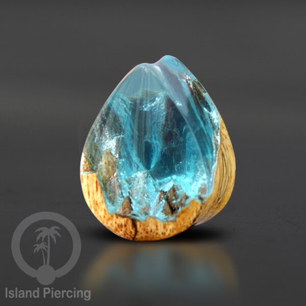 Tindik Ear-plug Piercing bentuk tetes dari kayu ukiran tangan motif abstrak dengan efek resin unik