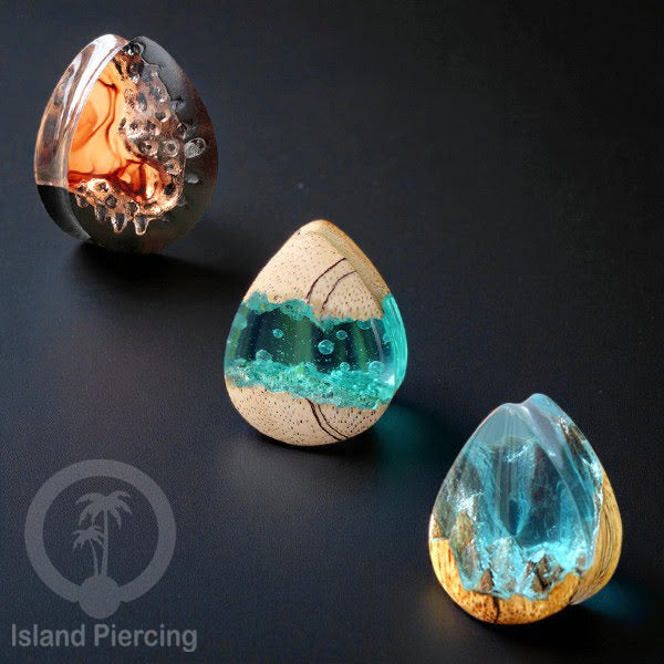 Tindik Ear-plug Piercing bentuk tetes dari kayu ukiran tangan motif abstrak dengan efek resin unik