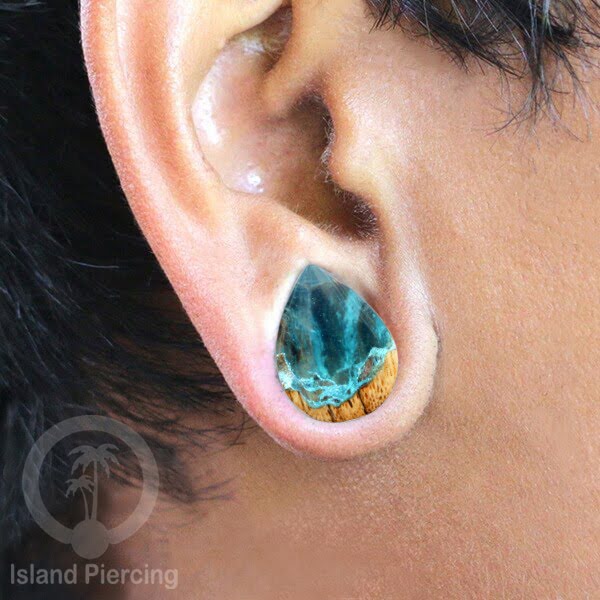 Tindik Ear-plug Piercing bentuk tetes dari kayu ukiran tangan motif abstrak dengan efek resin unik