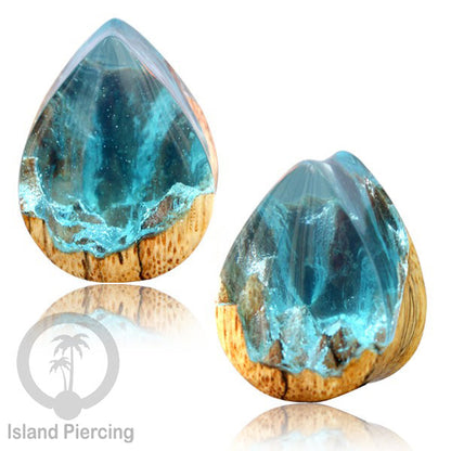 Tindik Ear-plug Piercing bentuk tetes dari kayu ukiran tangan motif abstrak dengan efek resin unik