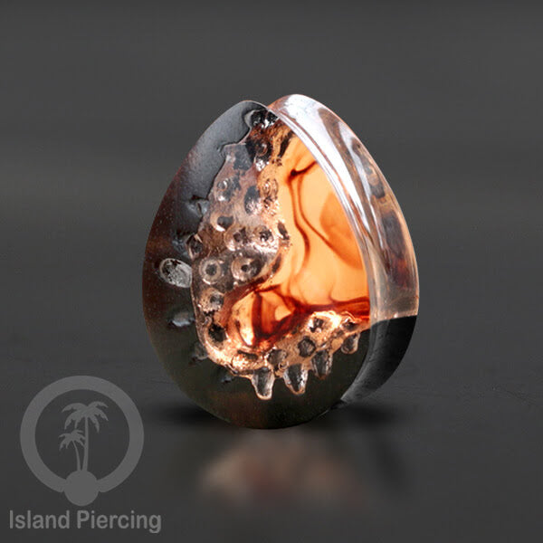 Tindik Ear-plug Piercing bentuk tetes dari kayu ukiran tangan motif abstrak dengan efek resin unik