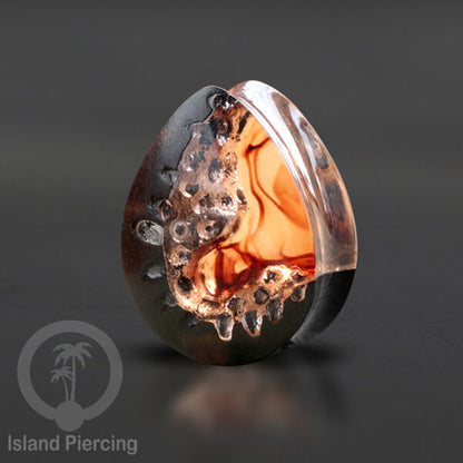 Tindik Ear-plug Piercing bentuk tetes dari kayu ukiran tangan motif abstrak dengan efek resin unik
