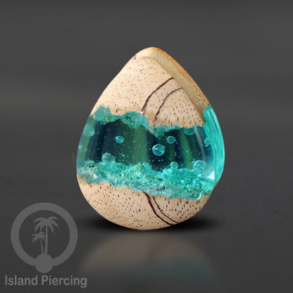 Tindik Ear-plug Piercing bentuk tetes dari kayu ukiran tangan motif abstrak dengan efek resin unik