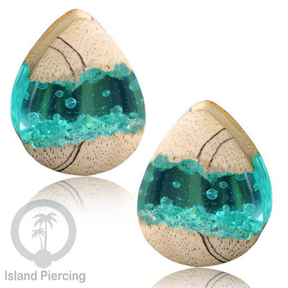 Tindik Ear-plug Piercing bentuk tetes dari kayu ukiran tangan motif abstrak dengan efek resin unik