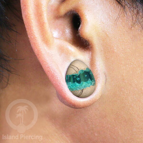 Tindik Ear-plug Piercing bentuk tetes dari kayu ukiran tangan motif abstrak dengan efek resin unik