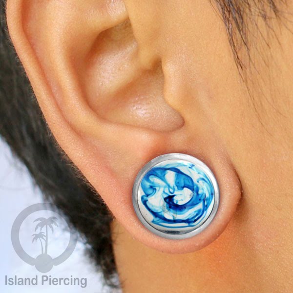 Tindik Ear-plug Resin dalam tunnel kuningan
