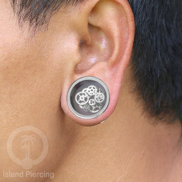 Tindik Ear-plug Resin dalam Flesh Tunnel Kuningan dengan desain Baja di dalam