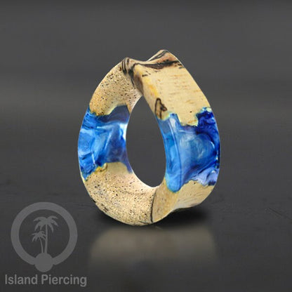 Tindik Ear-tunnel Piercing dari kayu ukiran tangan kombinasi resin warna warni